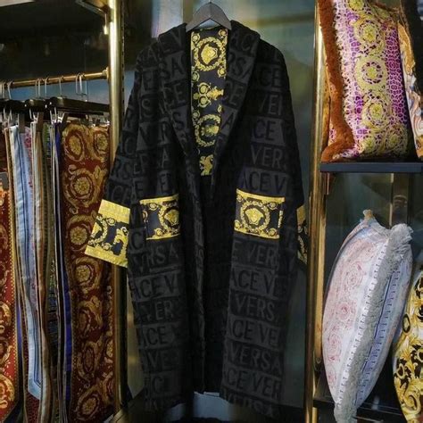 congo imitation robe versace|Versace designer.